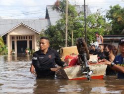 Bersama Pemuda Kalbar, Yonif 642/Kps Berikan Bantuan Kepada Masyarakat Sintang yang Terdampak Banjir