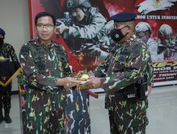 Gelar Syukuran Sederhana, Kapolda Serahkan Potongan Tumpeng Pertama Kepada Personel Satbrimob Tertua Dan Termuda
