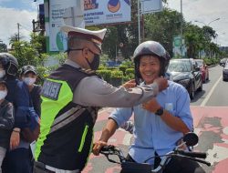 Wujudkan Kamseltibcar Lantas dan Pencegahan Penyebaran Covid-19, Personel Satlantas Polresta Pontianak Kota Bagi-Bagi Masker