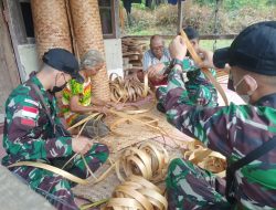 Satgas Pamtas Yonif Mekanis 643/Wns Bantu Warga Perbatasan Membuat Kerajinan Tangan