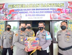Kapolda Kalbar Berikan Bantuan Kepada Personel Polres Sekadau Terdampak Banjir