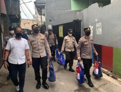 500 Paket Sembako dari Kapolda Metro Jaya Disebar di 5 Titik Wilayah Pemukiman Kumuh Jakarta