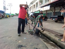 Terapkan Kemanunggalan TNI dengan Rakyat, Babinsa Koramil Jongkat Pimpin Kerja Bakti di Pasar Rakyat Segedong
