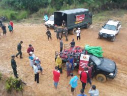 Yonif 642/Kps Bantu Distribusikan Bantuan dari BIN Kepada Masyarakat Sintang yang Terdampak Banjir