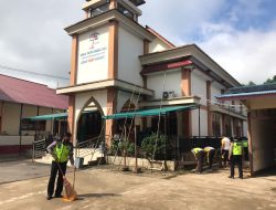 Pasca Banjir Surut, Polres Sekadau Laksanakan Aksi Bersih-bersih di Masjid dan Gereja