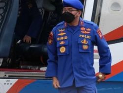 Kapolda Kalbar Tinjau Langsung dan Beri Bantuan ke Korban Banjir di Sintang