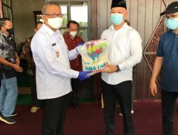 Sumberanto Tjitra Dampingi Penyerahan Bantuan 1,5 Ton Beras kepada Gubernur Kalbar untuk Korban Banjir Sintang