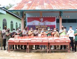 Peduli Sosial, Pamor Persada 2000 Bagikan Bansos Kepada Korban Banjir di Sekadau
