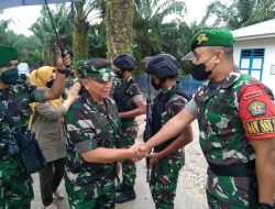 Satgas Pamtas Yonif Mekanis 643/Wns Menerima Kunjungan Dirtopad Dalam Rangka Investigation, Refixation and Maintenance Patok Batas
