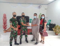 Sambut Hari Raya Natal, Satgas Pamtas Yonif Mekanis 643/Wns Bagikan Alkitab dan Masker Kepada Gereja di Perbatasan