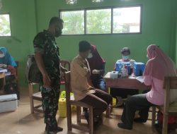 Babinsa Jongkat Dampingi Pelaksanaan Vaksinasi Covid-19 di MTS Nurul Jadid