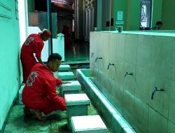 Kapendam III/Slw Puji Aksi BBMC Indonesia Lakukan Baksos Bersama Bersih-bersih Masjid