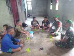 Pererat Silaturahmi dengan Masyarakat Perbatasan, Satgas Pamtas Yonif Mekanis 643/Wns Lakukan Anjangsana ke Rumah Warga