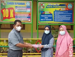 Terima Cinderamata dari Wali Murid, Kepsek SDN 110 Pekanbaru: “Awal Itikad Baik Terjalinnya Kerjasama yang Baik dan Apik”