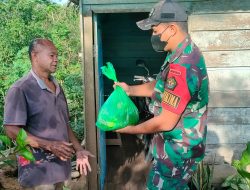 Rangkaian HUT Satuan dan Sambut Natal, Satgas Pamtas Yonif Mekanis 643/Wns Lakukan Baksos Pembagian Sembako di Perbatasan
