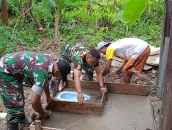 Ciptakan Lingkungan Sehat, Satgas Pamtas Yonif Mekanis 643/Wns Karya Bakti Bangun Jamban di Rumah Warga Perbatasan