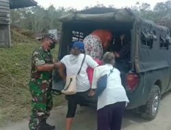 Babinsa Koramil 08/Mandor Gunakan Mobil Dinas Antar Jemput Puluhan Lansia