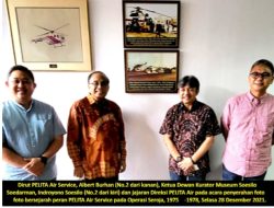 Indroyono Soesilo Menyerahkan Enam Foto Bersejarah Kepada Albert Burhan