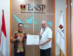 Ketua BNSP Serahkan Langsung Sertifikat Lisensi LSP SDM TIK