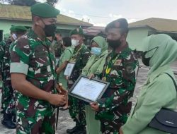 Dandim 1201 Serahkan Piagam Penghargaan Kepada Empat Prajurit yang Memasuki Purna Tugas