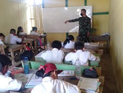 Cerdaskan Anak Bangsa, Anggota Satgas Yonif 144/JY Jadi Gadik Bahasa Indonesia di Perbatasan