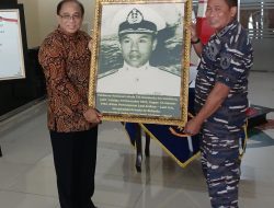 Indroyono Soesilo Serahkan Koleksi Foto dan Perangko Bersejarah Pertempuran Laut Arafuru
