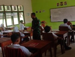 Bantu Cerdaskan Anak Bangsa, Satgas Pamtas Yonif Mekanis 643/Wns Mengajar Siswa SMP di Perbatasan