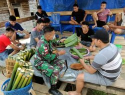 Wujudkan Kebersamaan, Satgas Pamtas Yonif Mekanis 643/Wns Anjangsana Membuat Makanan Khas Tradisional