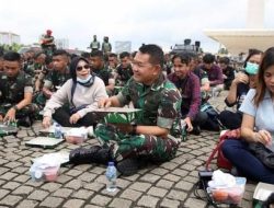 Tidak Ada Sekat Batas, di Tengah Terik Matahari, Jenderal Dudung Abdurachman Makan Siang Bersama Prajurit dan Awak Media
