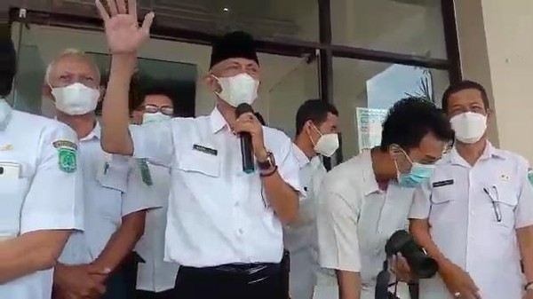 Keterangan foto: Cuplikan video Kepala Dinas Pendidikan Pasuruan Hasbullah saat berpidato (Screenshot/Detik.com)