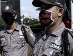 Bikin Bingung Masyarakat, Polri Bakal Ubah Lagi Seragam Satpam, Netizen: Kenapa Gak Dipikir dari Kemarin?