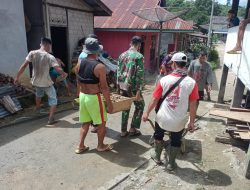 Bantu Atasi Kesulitan Warga, Satgas Pamtas Yonif Mekanis 643/Wns Bersama Warga Perbaiki Pipa Sumber Air Bersih