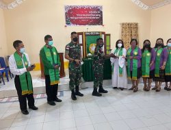 Satgas Pamtas Yonif Mekanis 643/Wns Bagikan Alkitab di Gereja Perbatasan Kalbar
