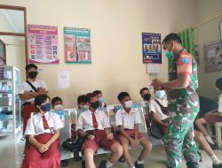 Danramil 05/Toho Sapa dan Hibur Murid SD Saat Menunggu Antrian Vaksin di Puskesmas Takong