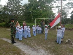 Tanamkan Disiplin Sejak Dini, Satgas Pamtas Yonif Mekanis 643/Wns Ajarkan Upacara Bendera Anak TK Perbatasan