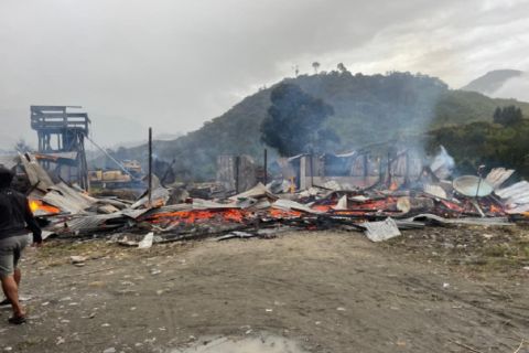 Keterangan foto: KKB melakukan penembakan terhadap karyawan dan pembakaran terhadap Mess PT MTT di Ilaga Kabupaten Puncak Papua. (Pendam Cenderawasih/Sindonews.com/Istimewa)