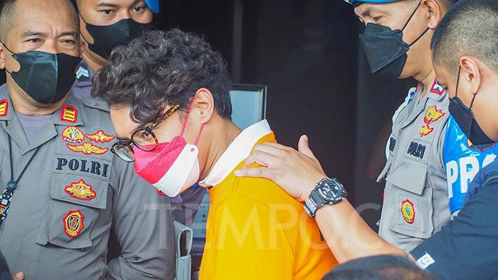 Keterangan foto: Ardhito Pramono dihadirkan dalam pengungkapan penyalahgunaan narkoba di Polres Metro Jakarta Barat, Kamis, 13 Januari 2022. (TEMPO/Nurdiansah)