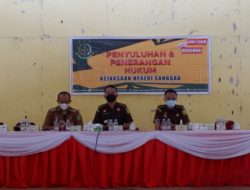 Kejari Sanggau Lakukan Penyuluhan Hukum kepada Para Kades dan Perangkatnya: Hati-hati Gunakan Anggaran