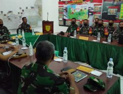 Anggota Satgas Menerima Kunjungan Satgas Pengganti dari Yon Armed 19/105 TRK DAM/MDK di Pos Kotis Perbatasan