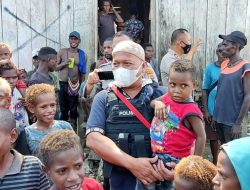 Program Si Ipar Satgas Binmas Noken Ops Damai Cartenz Hadir di Kampung Kokamu Distrik Dekai Kabupaten Yahukimo