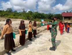 Satgas Pamtas Yonif Mekanis 643/Wns Ajarkan Bela Negara kepada Siswa-Siswi SD di Perbatasan