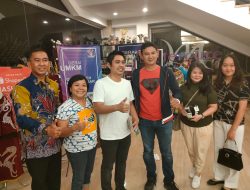 Ketum HIPMI Mardani H Maming Dihadiahi Cinderamata Batik Sabang Merah Khas Kabupaten Sanggau