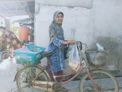 Kisah Penjual Kue Keliling yang Tidak Tersentuh Program Bantuan Pemerintah