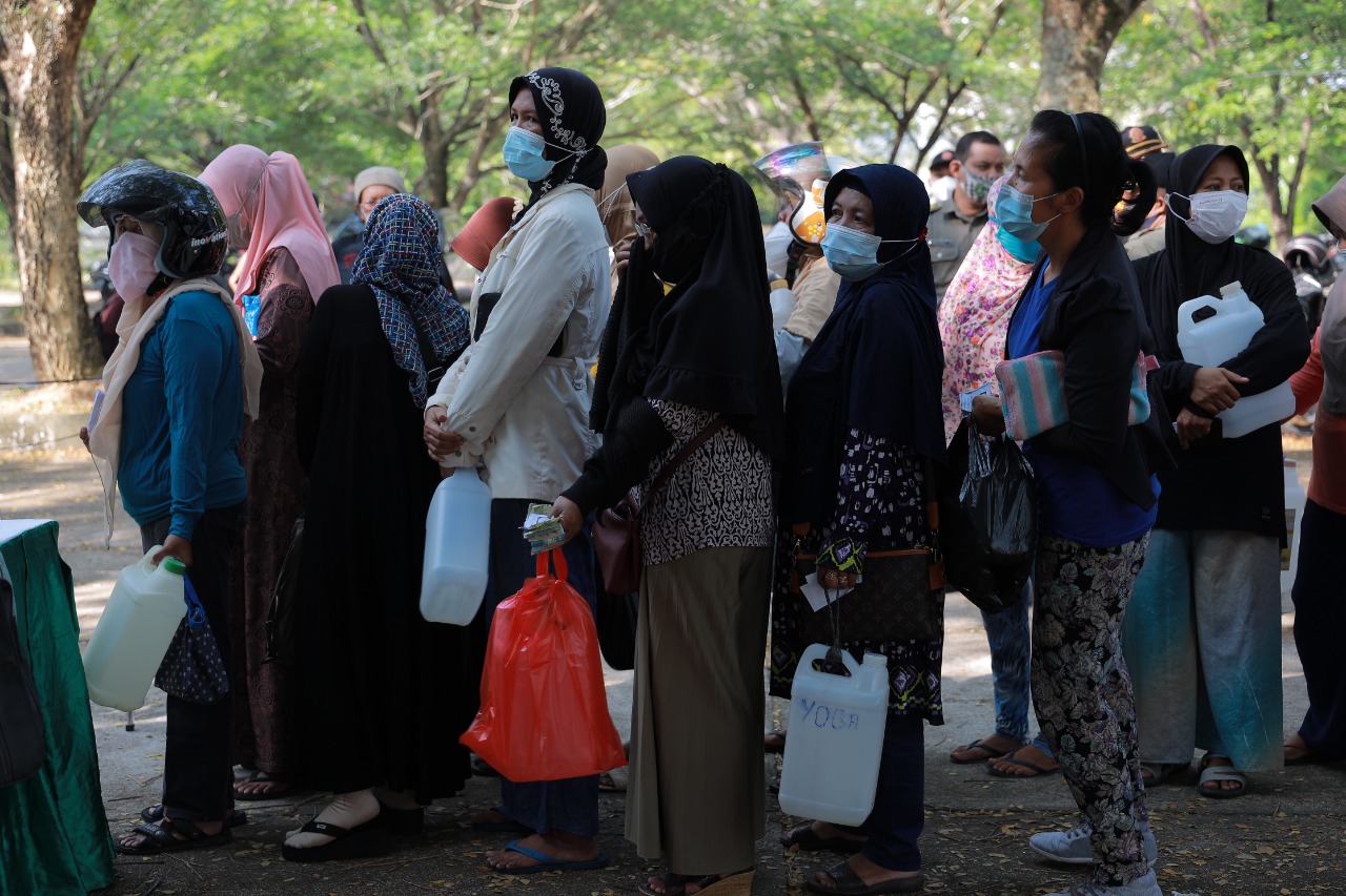 Keterangan foto: Warga dengan membawa jerigen mengantre untuk membeli minyak goreng curah pada pasar murah yang digelar Pemkot Pontianak bekerjasama dengan PT Wilmar dan Bank Indonesia Perwakilan Kalbar di Kolam Renang Ampera Kecamatan Pontianak Kota. (Istimewa)