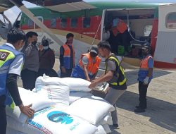 Satgas Binmas Noken Ops Damai Cartenz-2022 Kirimkan Bantuan 110 Karung Pakan Ikan ke Wilayah Kabupaten Yahukimo