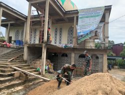 Satgas Pamtas RI-Malaysia Yonif Mekanis 643/Wns Gotong Royong Melanjutkan Pembangunan Masjid di Perbatasan