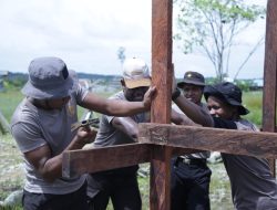 Satgas Binmas NODC Bantu Wujudkan Pembuatan Kandang Babi Milik Ruben