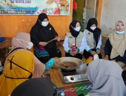 Akfar Yarsi Pontianak Berikan Pendampingan dan Edukasi Obat Kepada Masyarakat di Kubu Raya