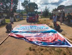 Satgas Pamtas Yonif Mekanis 643/Wns Bersama Polri dan Masyarakat Gotong Royong Bersihkan Dermaga Pantai Camar Bulan