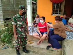 Babinsa Desa Meranti Dampingi Vaksinasi Dosis 2 dan 3 Secara Door to Door